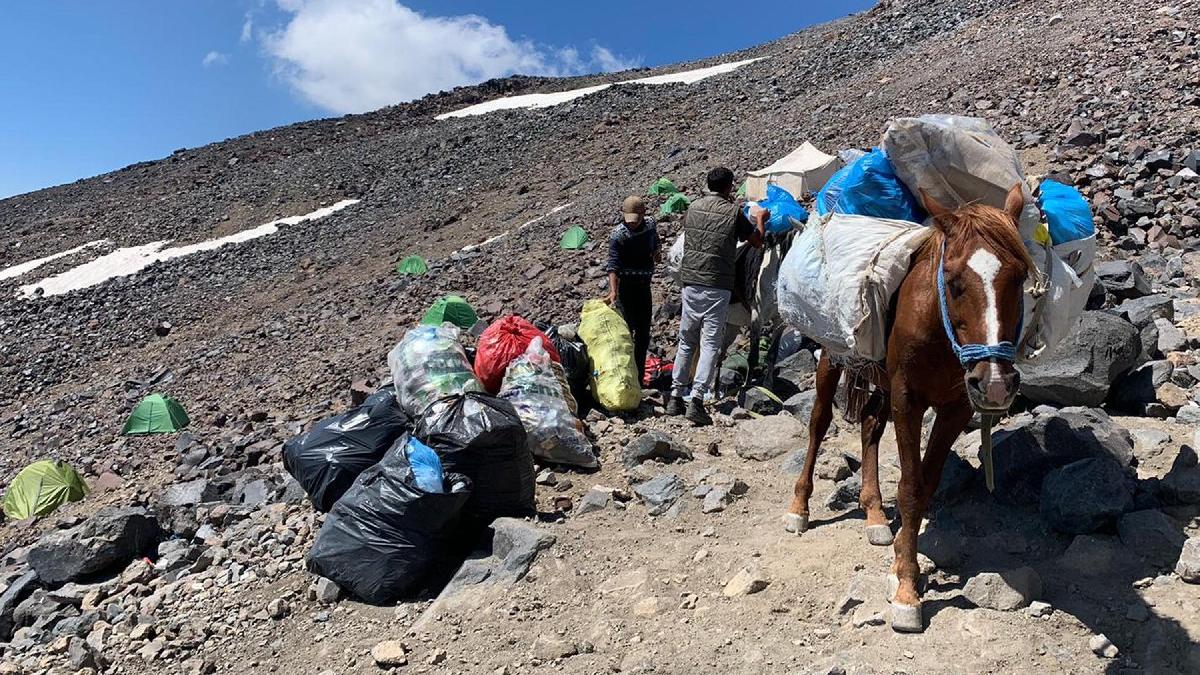 Agri Dagi Nin Doruklari Copluge Dondu Guncel Yasam Haberleri
