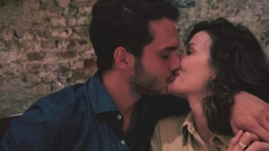 Büşra Develi ve Cem Aktay dudak dudağa