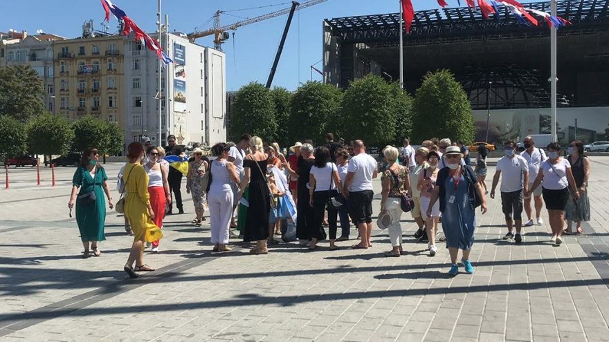 Taksim Meydanı’nda kalabalık turist grubu sosyal mesafe kurallarını hiçe saydı