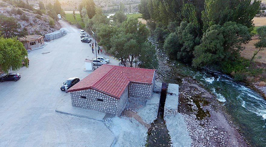 Değirmene un öğüttürmeye gelen kişilerin doğal undan yapılan çöreğe de yoğun ilgi gösterdiğini belirten Abdullah Uzun, ''Çevre köylerden gelenler değirmende öğüttükleri unla burada bulunan tandırda çörek pişirmeden de gitmiyor. Su ve yel değirmeni ile öğütülen buğdayın daha sağlıklı olduğunu doktorlar söylüyor. Televizyonlardan yapılan uyarılar da bizim işimizin artırılmasını sağlıyor. Buraya turistik amaçlı gelenler de oluyor. Onlara değirmen içerisinde kurduğumuz tandır ocakta öğüttüğümüz undan yaptığımız çörek ve simit ile çay ikramında bulunuyoruz’’ ifadesini kullanıyor.