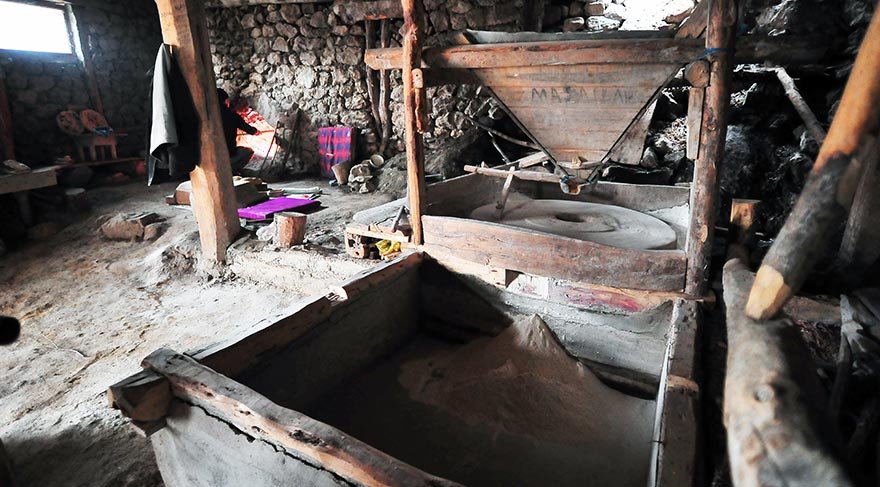 Çekerek Belediye Başkanı Eyyüp Çakır, ata tohumundan ve yerel buğdaydan organik tam buğday unu üretimi yapılarak, turizm haritasına konumlandıracakları su değirmenin nostaljik yapısına sağdık kalındığını söyledi.