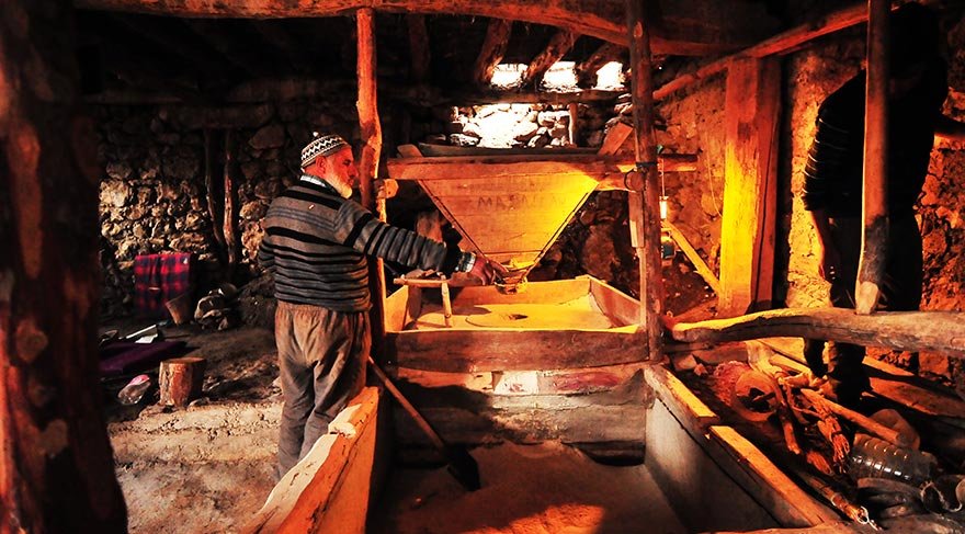Değirmende bölgede üretimi yapılıp, teşvik edilecek yerli buğday türlerinden organik un üreteceklerini kaydedin Başkan Çakır, çalışmaların tamam olduğunu, ancak belirli bir süre deneme çalışması yapılacağını kaydetti.