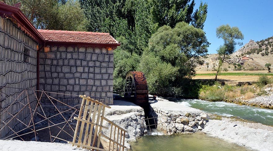 İlçeye bağlı Karahacılı köyünde yaklaşık 100 yıl önce kurulan su değirmeni, gelişen teknolojiye inat dönmeye devam ediyor.