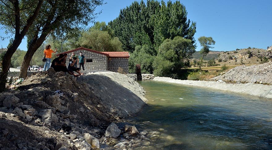 Su değirmeni ile birlikte değirmen binası içerisinde tesis edilen tandır ocağında hazırlanan ‘külbastı’ adı verilen çörek ve simit ilgi çekmeye devam ediyor.