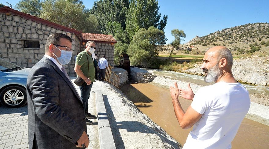 Bölgenin tek su değirmenini 71yaşındaki Abdullah Uzun işletiliyor.