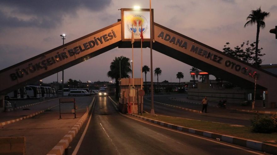 Otobüste uyuyan kadını hem taciz etti hem de telefonunu çaldı