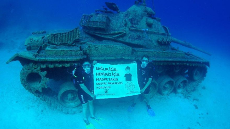 Su altında maskeli ‘korona dalışı’