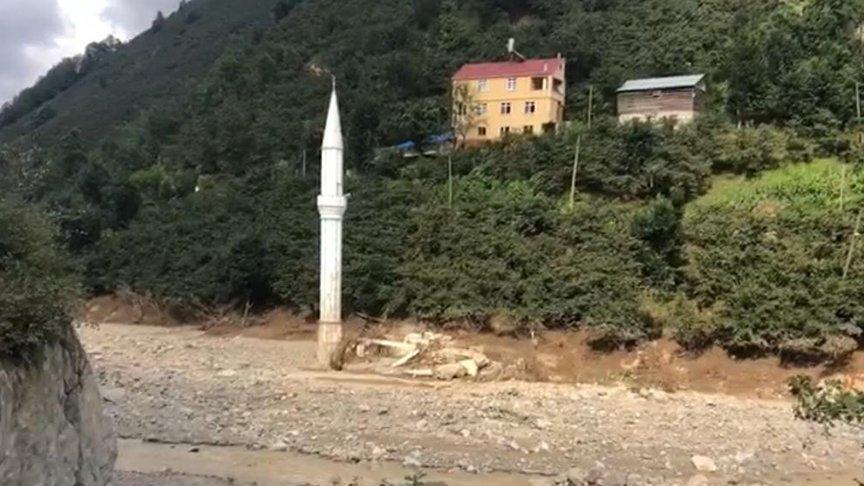 Dere kenarına yapılan caminin sadece minaresi kaldı