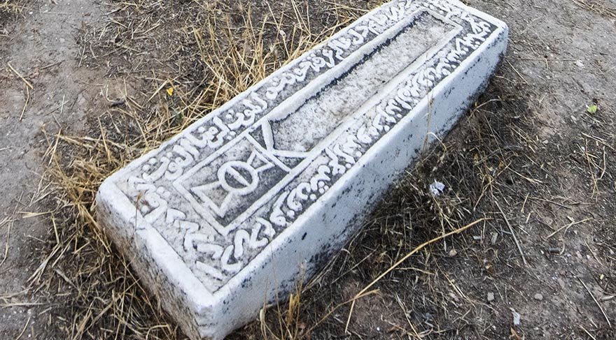 Denizli'nin Merkezefendi İlçesi'ndeki İlbadı Mezarlığı, asırlardır varlığını sürdüren, 14. yy. seyyahlarından İbn-i Batuta’nın eserinde de bahsi geçen köklü bir geçmişe sahip.