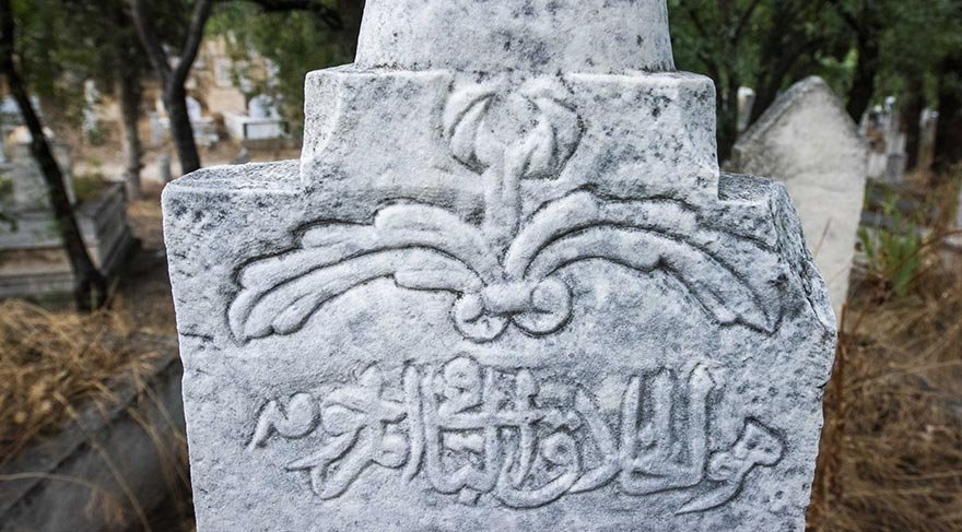 Sadece Denizli'nin değil, Ege Bölgesi'nin de en eski Türk-İslam mezarlarını barındıran İlbadı Mezarlığı; Ahi Sinan Kapısı, Fatma Yıldız Hanım Kapısı, Bakırlı Kapısı ve Mehmet Gazi Kapısı olmak üzere dört ayrı giriş kapısına sahip.