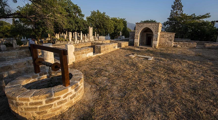 Mezarlıkta; Mehmet Gazi, Derviş Ali Kahya ve Şeyh Mehmed Şirvani ile Yediler Türbesi de bulunuyor.