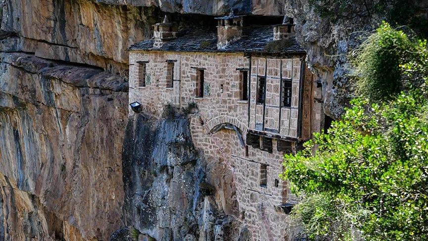 Sarp kayalara oyularak yapılan Theotokou Kipinas Manastırı