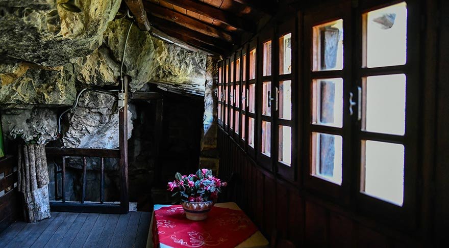 Theotokou Kipinas Manastırı, 1212 yılında Kalarrytikos Vadisi'nin kuzeydoğu tarafındaki dik bir kayanın ortasına inşa edilmiş.