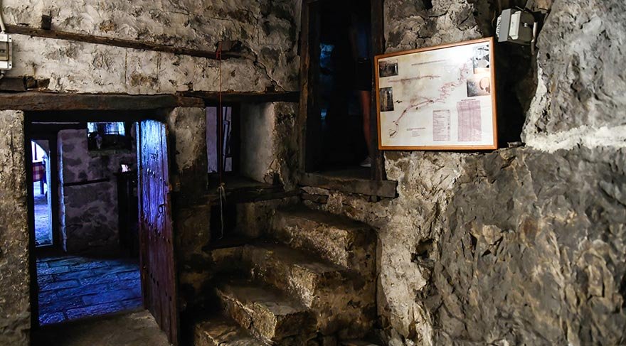Matsoukiotiko Nehri'nin de bulunduğu vadiye tepeden bakan bu yapı, yapımında çalışan keşişler tarafından Meryem Ana'nın göğe kabul edilişine adanmış.