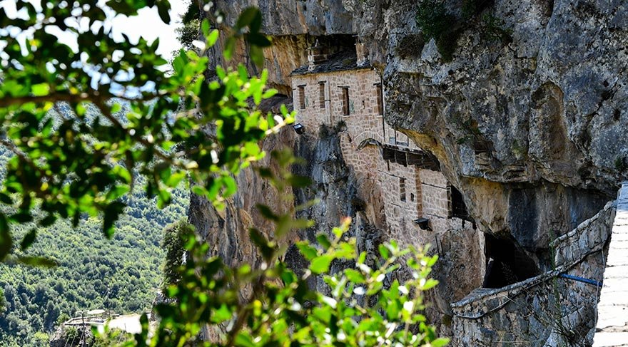 Adını rahipler tarafından yetiştirilen sebze bahçelerinden (Yunanca'da kipos sebze bahçesi / bahçe anlamına gelir) alan manastıra ulaşım, eski yüzyıllarda hareketli bir tahta köprüyle sağlanıyormuş.