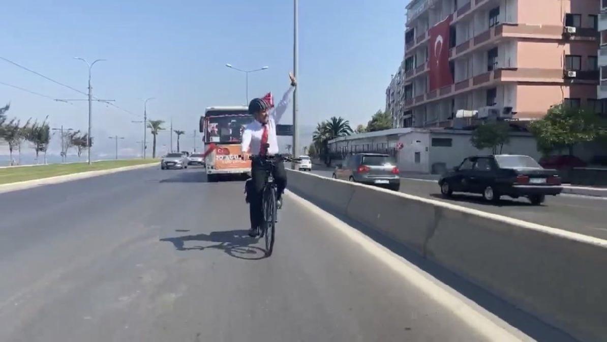 Tunç Soyer joined the 'Victory Tour' with his bicycle