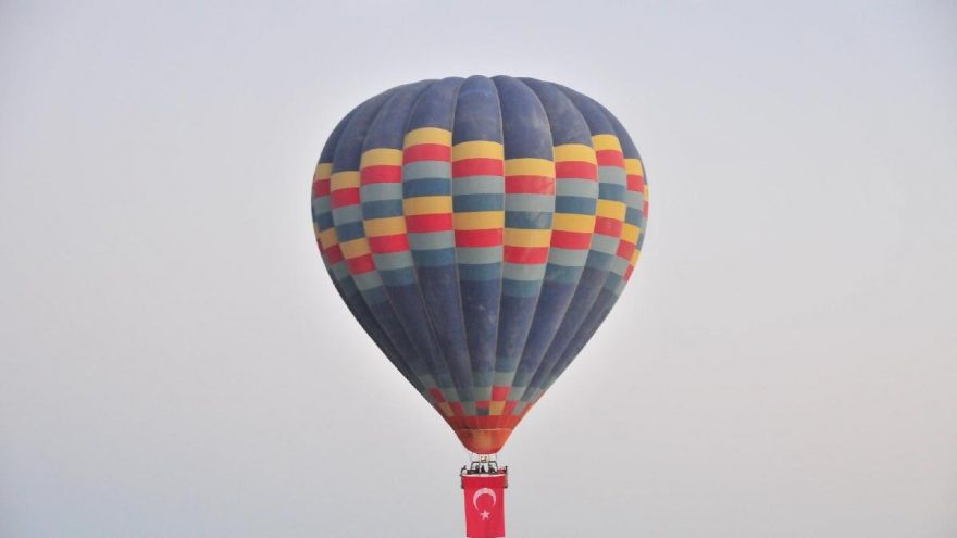 Kapadokya’da sıcak hava balonları Atatürk posteri ve Türk bayraklarıyla havalandı