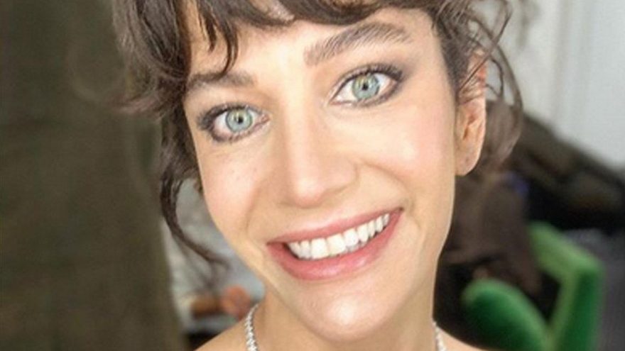 Berrak Tüzünataç yeni aşkını ‘Kesinlikle’ notuyla açıkladı
