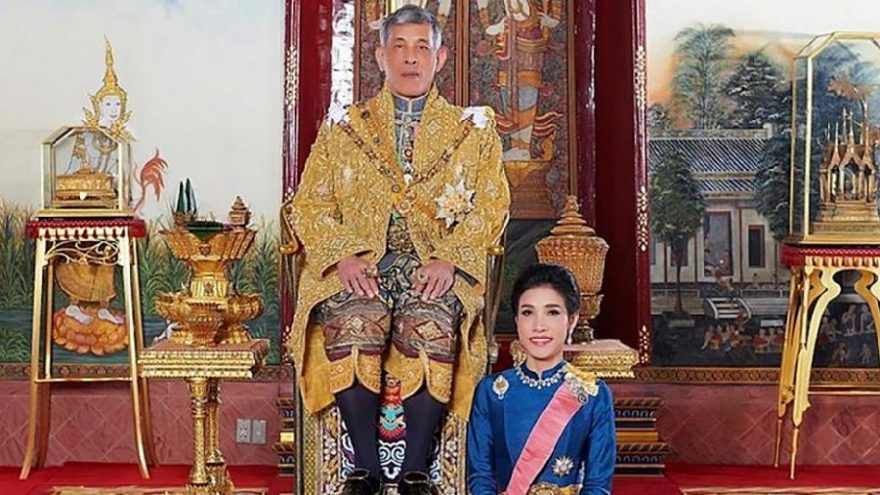 Tayland Kralı’ndan ‘resmi metresine’ af! Hapisten çıkıp corona haremine girdi