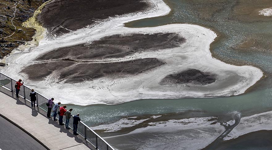 Avusturya'nın en yüksek dağı Grossglockner'ın hemen altındaki Karintiya'daki Yüksek Tauern Sıradağları'nın Glockner Grubu içinde yer alan ve 18,5 km2'lik bir alana yayılan bulunan buzulun kalınlığı ise 120 metre.