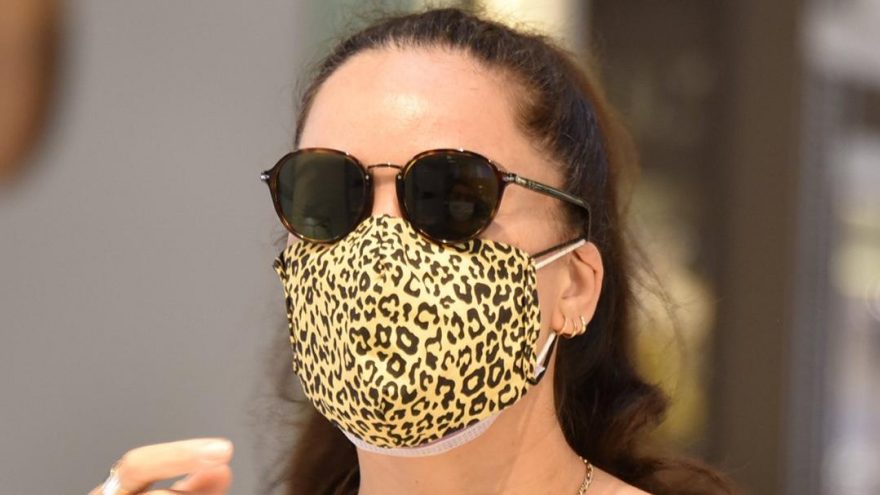 Azra Akın’dan çift maskeli önlem!