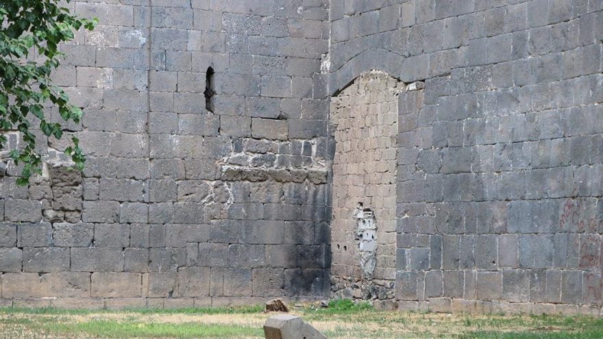 5 bin yıllık Diyarbakır surlarının bir kapısı briket ile kapatıldı