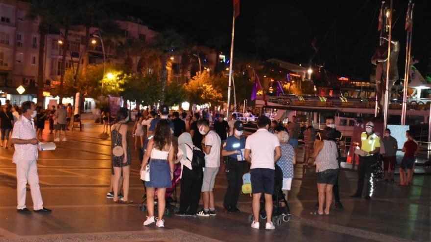Marmaris polisi turistlere maske dağıttı