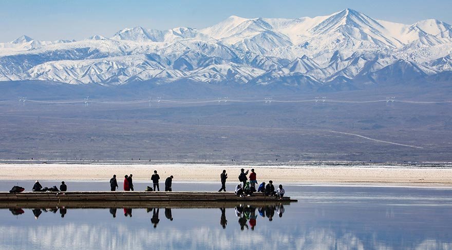 Çin'in kuzeybatısındaki Qinghai eyaletinin Vulan ilçesinde bulunan Caka Tuz Gölü, yüzeyinde gökyüzünü bir ayna gibi yansıtan manzarasıyla ziyaretçilerine keyifli anlar yaşatıyor.