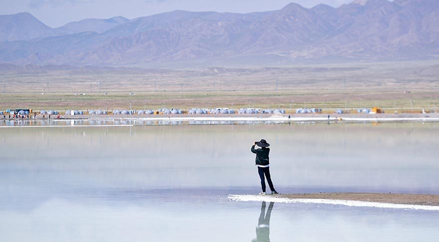 Avrasya ve Hint Okyanusu plakalarının tektonik hareketleri sonucu Qinghai-Tibet Platosu'nun oluşturup deniz suyunun alçak bölgelerde birikmesine neden olduğu ve böylece Qaidam Havzası'nda aralarında Caka Gölü'nün de yer aldığı çok sayıda tuz gölünün meydana geldiği yapılan çalışmalar sonucu ortaya konmuş.