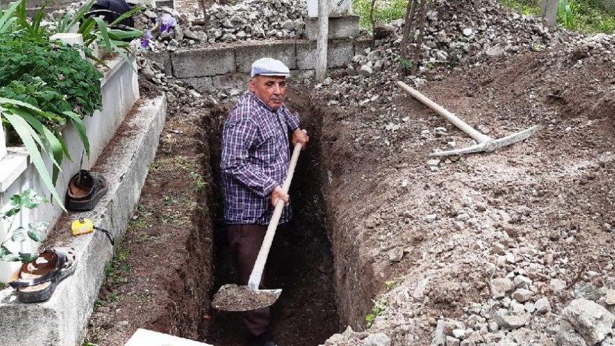 Çocukları telaş yaşamasın diye kendi mezarını kazdı