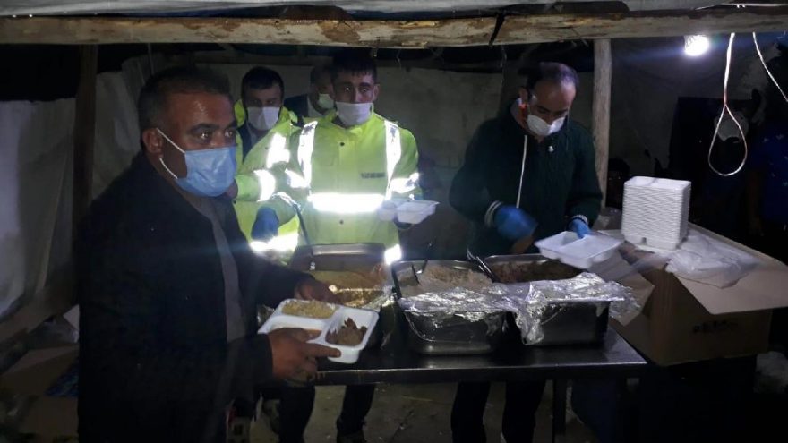 Kum fırtınasında mağdur olan işçilere sıcak yemek ve çorba dağıtıldı