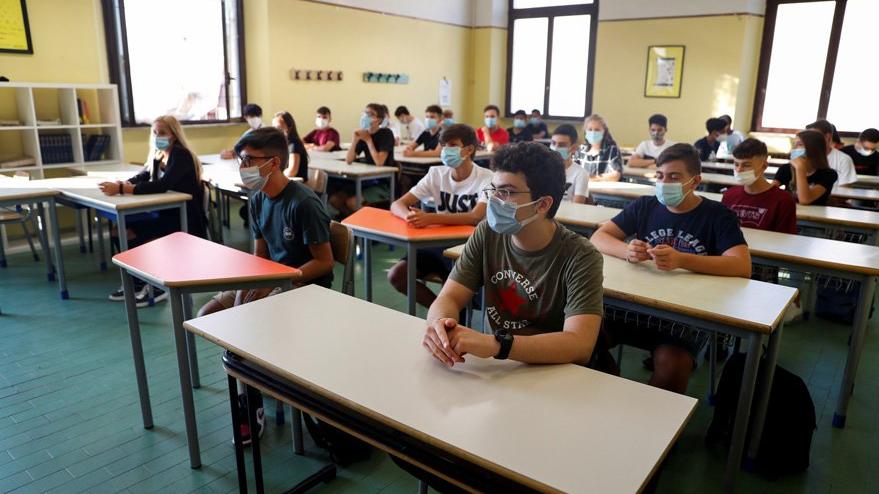 İtalya’da corona virüsü salgınından aylar sonra okula dönüş