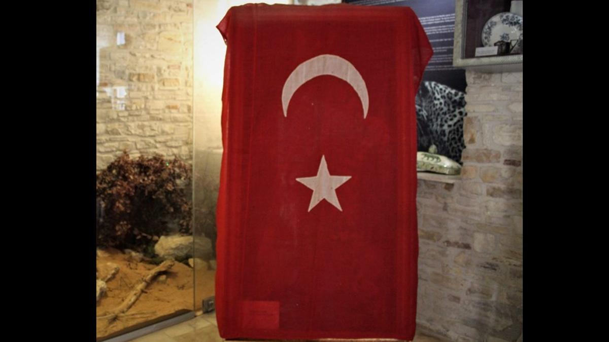 Avustralyali Askerin Ulkesine Goturdugu Bayrak Yuz Yil Sonra Vatanina Dondu Son Dakika Haberleri