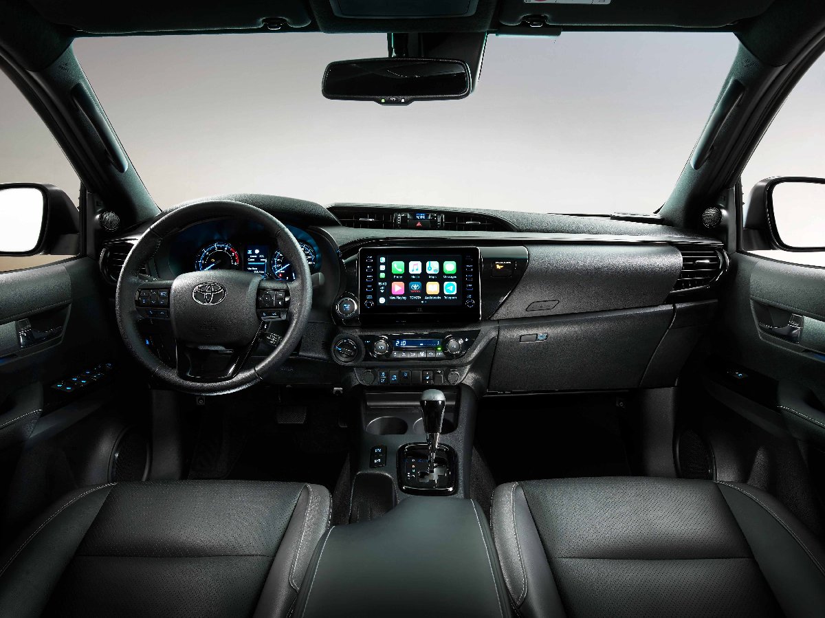 hiluxinteriorfulldash-kopya.jpg