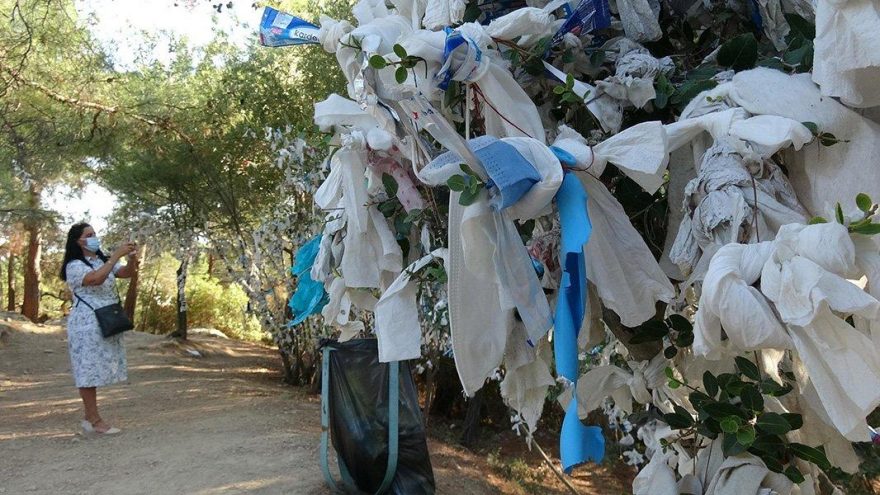 Zeus Altarı’nda ‘dilek ağaçları’ tıbbi maskelerle doldu