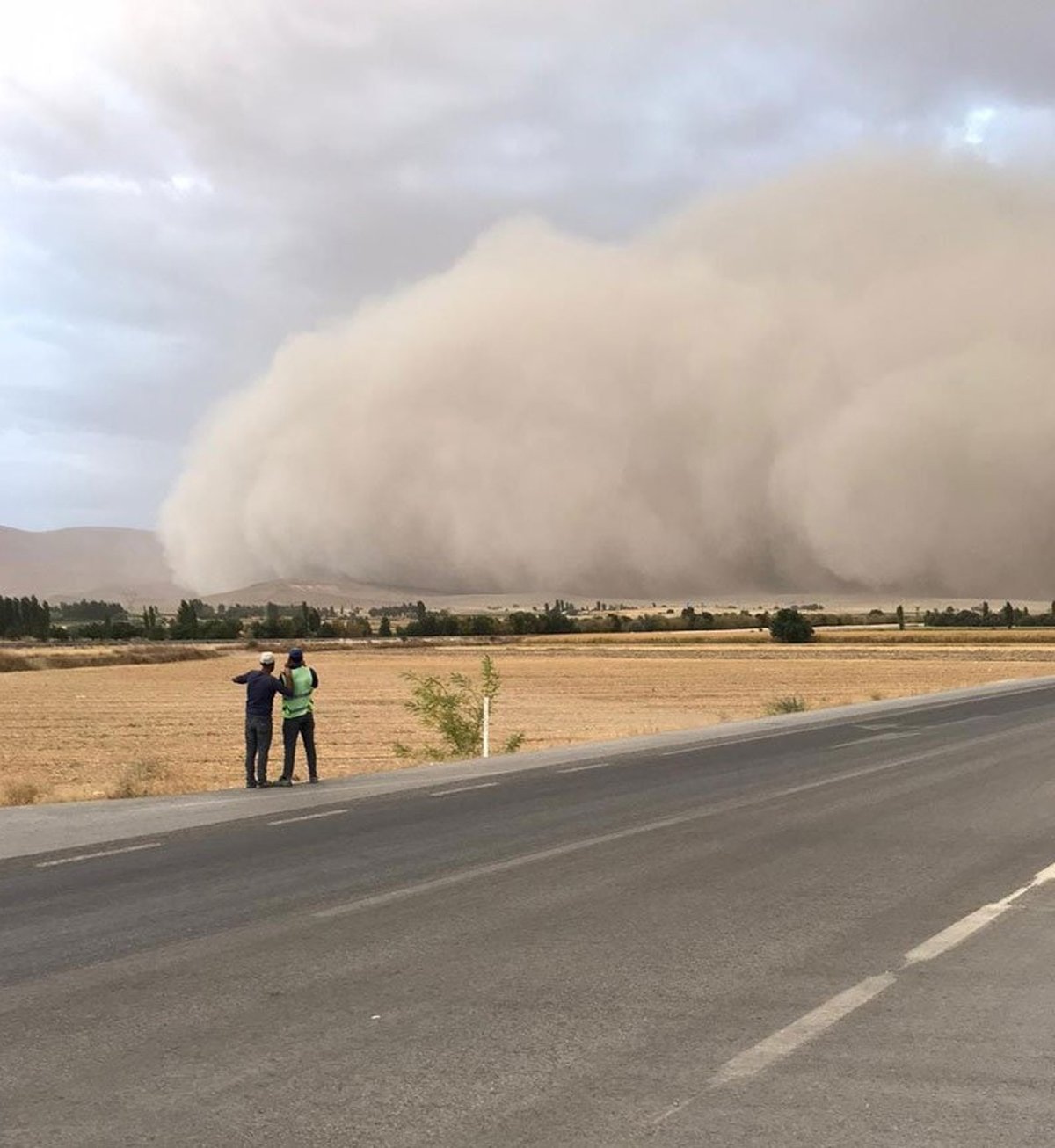 Konya'da korkutan toz fırtınası! Yarım saat sürdü, ilçe karanlığa gömüldü -  Güncel haberler