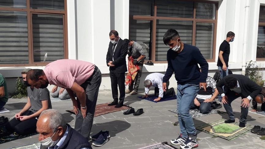 Kars’a kayyum atanan vali belediye önünde cuma namazı kıldı
