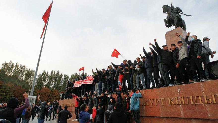 Kırgızistan karıştı: OHAL ilan edildi, taraflar birbirine girdi