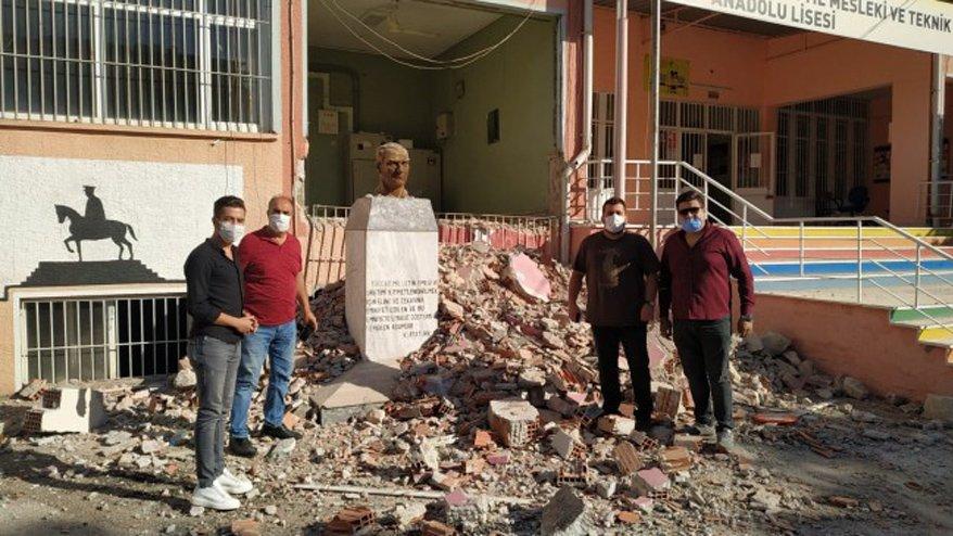 Ata’nın büstüne moloz yığdılar