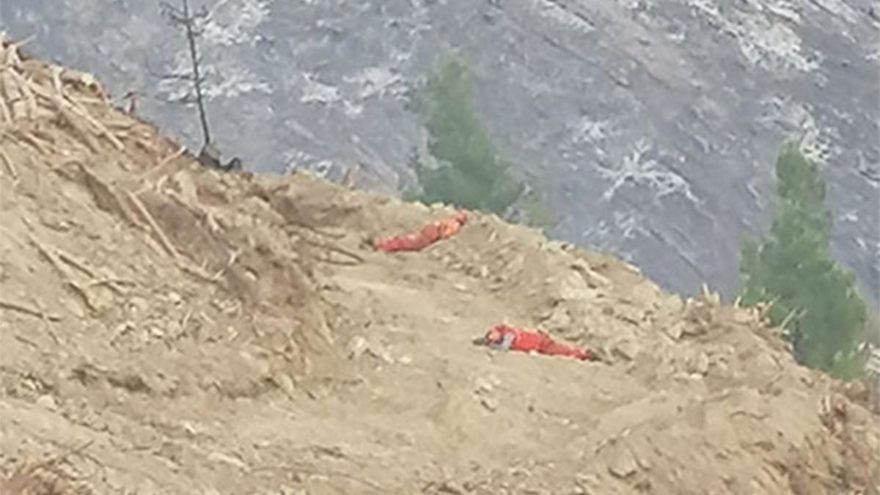 44 saatlik yangınla mücadele sonunda toprakta uyudular
