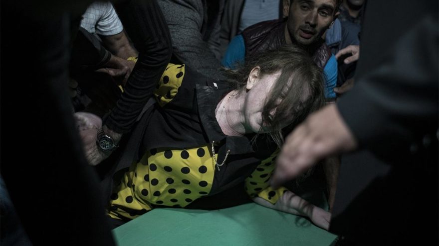 Ermenistan’ın mezarlıkta hedef aldığı sivillerin cenazeleri, saldırı ihtimaline karşı akşam defnedildi