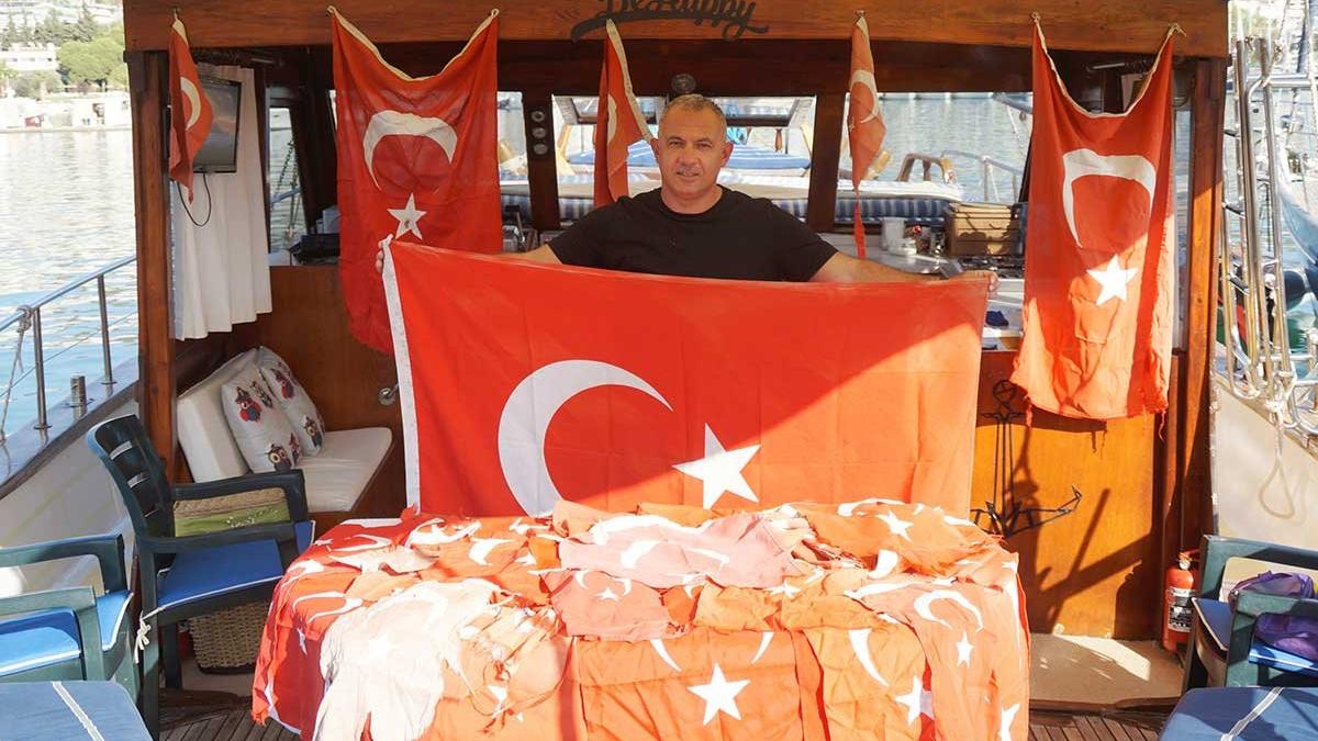 Yaninda Bayrak Tasiyor Yipranmis Turk Bayragi Gorunce Degistiriyor Guncel Yasam Haberleri