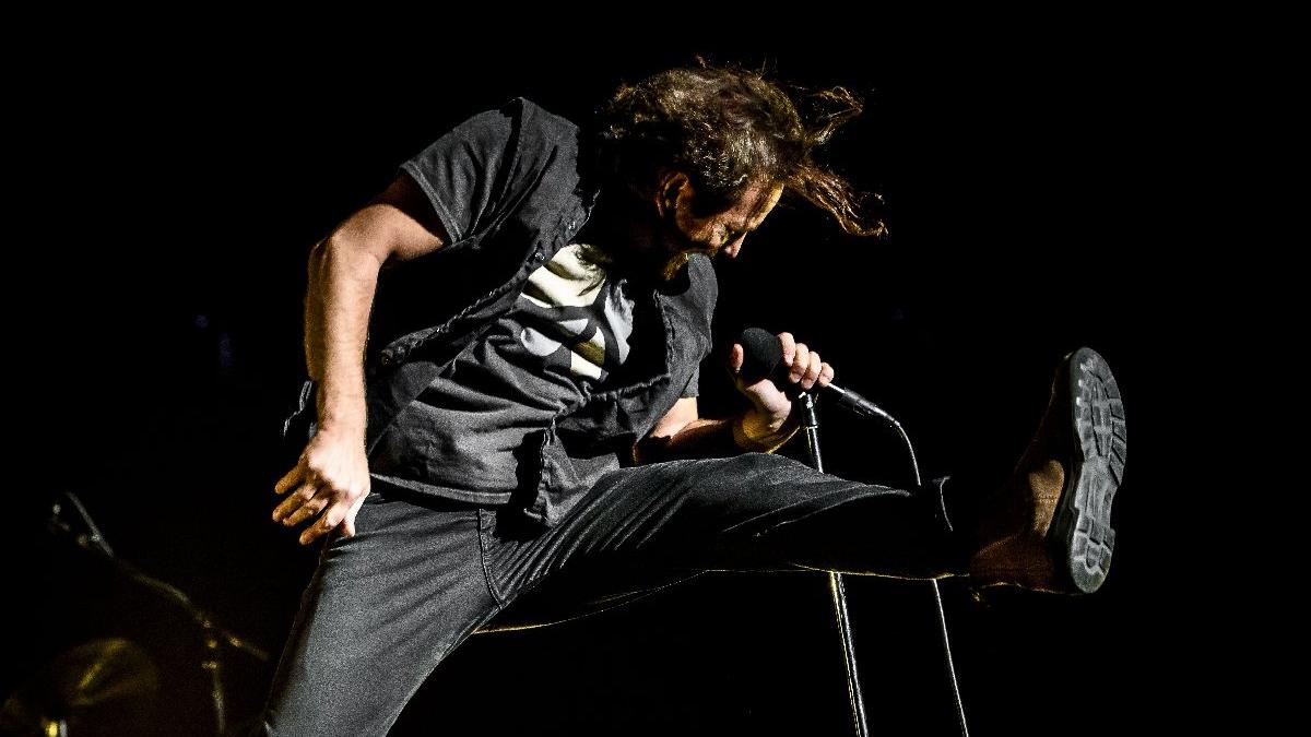 There is no stage, there is a chest!  The famous rock band Pearl Jam against Trump ...