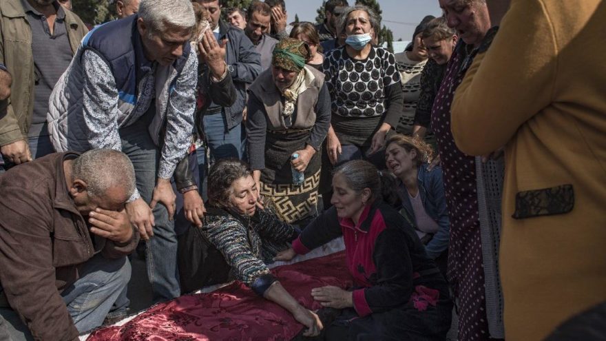 Gence’de yaşamını yitiren anne ile bebeği aynı tabutta
