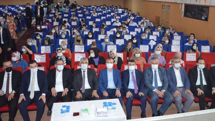 AKP’lilerin ön sırada oturma isteği coronaya davetiye çıkardı