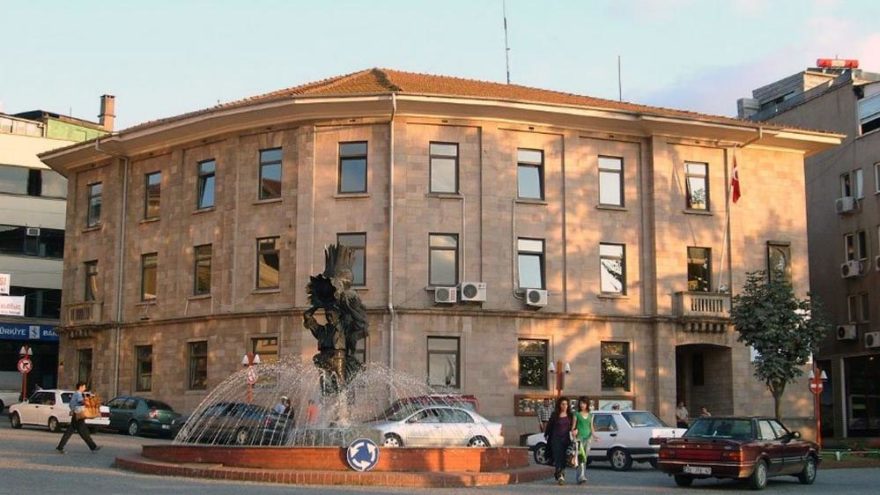 “AKP’li belediye çıkardığı 100 işçi yerine 100 torpilli işçi aldı”