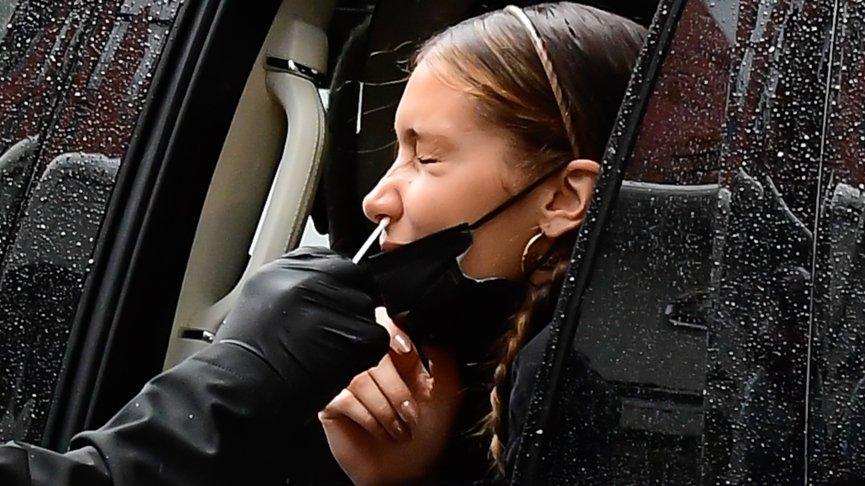 Bella Hadid çekim öncesi corona testi yaptırdı