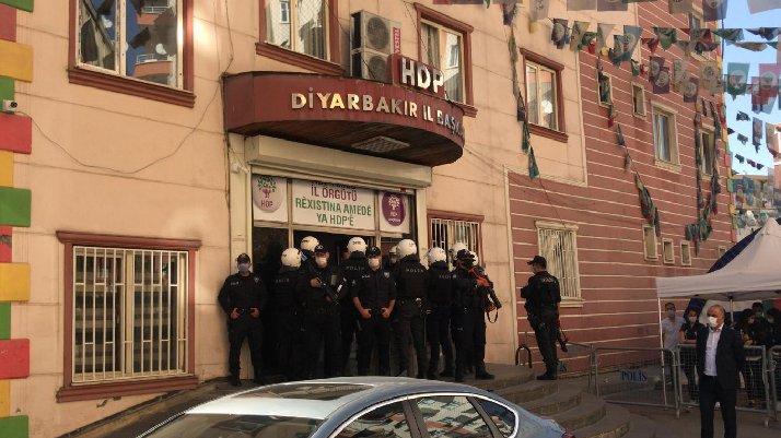 Diyarbakır’da HDP’nin il ve ilçe binalarına polis operasyonu