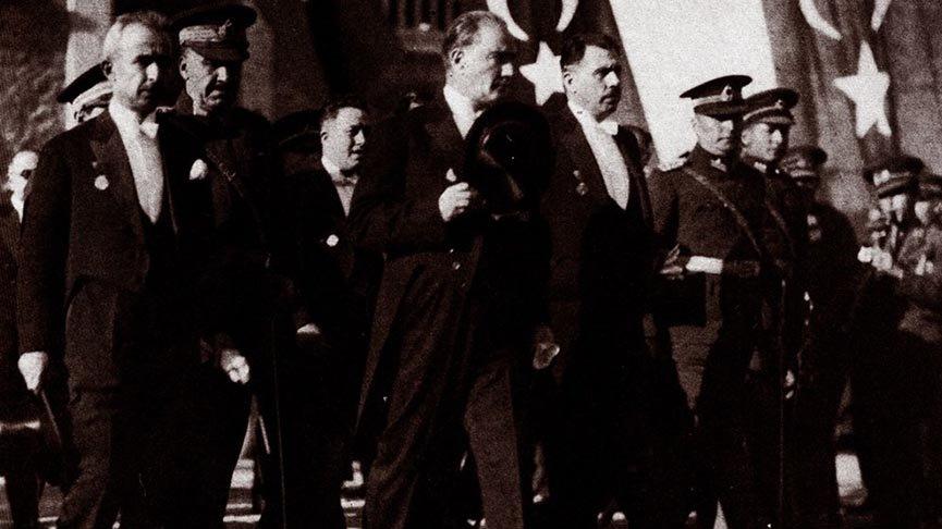 Ünlü isimlerden 29 Ekim Cumhuriyet Bayramı mesajları