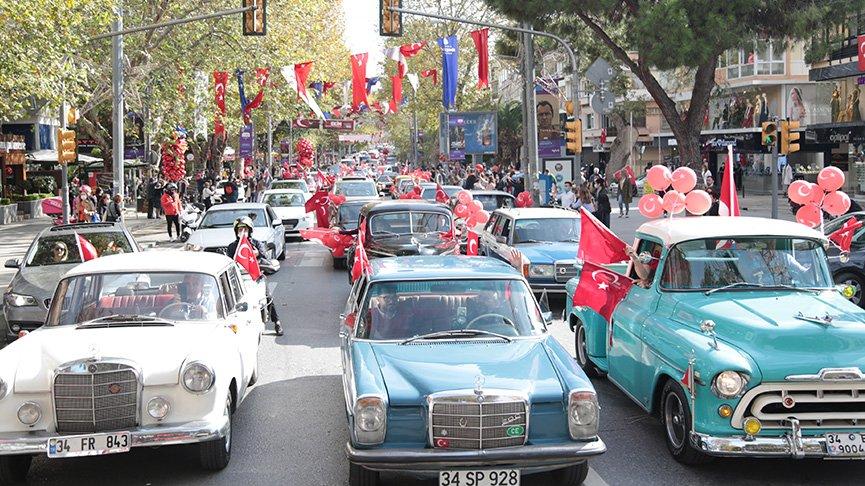 Klasik otomobillerden Cumhuriyet Konvoyu